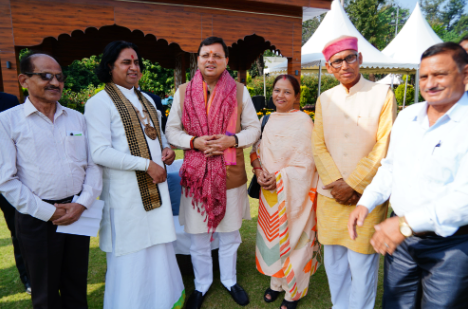 मुख्यमंत्री श्री पुष्कर सिंह धामी से मुख्यमंत्री आवास में जनप्रतिनिधियों, अधिकारियों एवं प्रदेश से आये अनेक लोगों ने भेंट की।